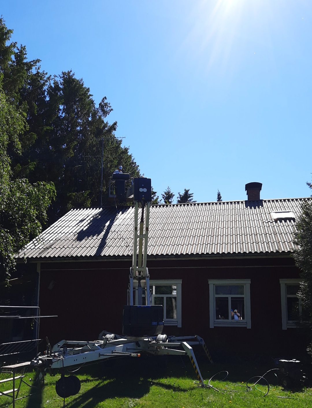 Katon pesua kesa-auringon paistaessa